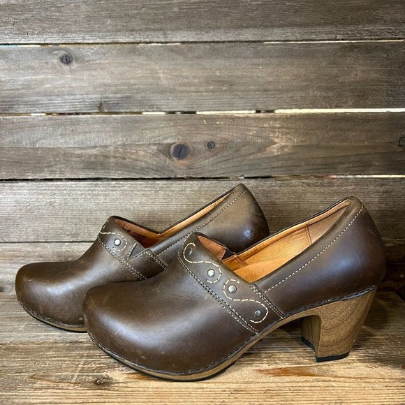 Womens Dansko Riki Brown Leather Studded Slip On‎ Heeled Clogs Shoes Size 40 GUC - Picture 2 of 7